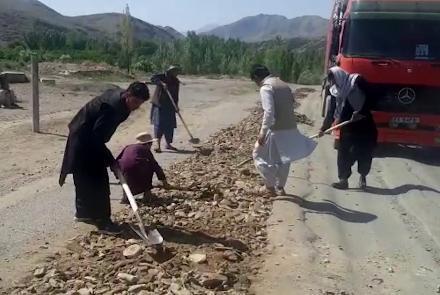 رانندگان کامیون های افغانی برای ترمیم جاده های افغانستان بودجه جمع می کنند